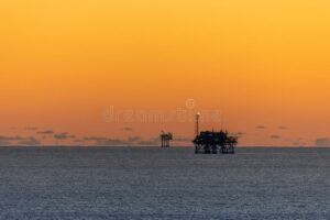 plataformas petroleras en mar mexicano al atardecer