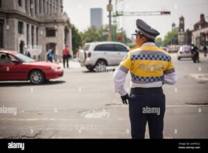 policia revisando vehiculo en calle mexico