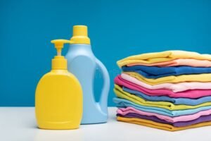 prendas coloridas y detergente para ropa limpieza