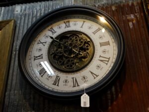 reloj antiguo con numeracion romana iv