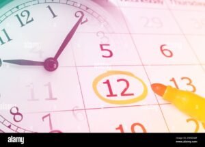 Qué es la Fecha Límite de Pago y Por Qué Es Importante Cumplirla 17 reloj junto a calendario con fecha marcada