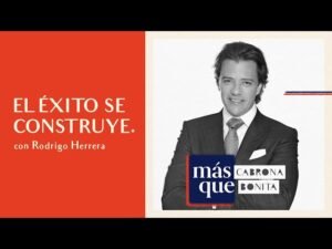 retrato profesional de rodrigo herrera sonriente