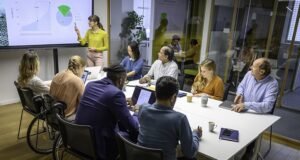 Cómo Valuar una Empresa al Estilo Shark Tank para Invertir 42 sala de reuniones con emprendedores y jueces evaluando proyecto