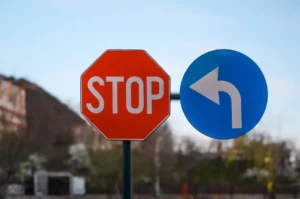 senal de calle en ciudad urbana