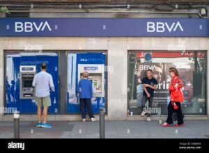sucursal bancaria bbva con clientes en fila