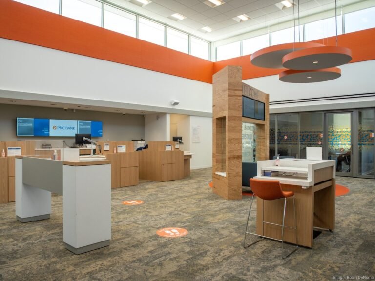 Qué servicios ofrece la Banca Mifel en Plaza del Sol