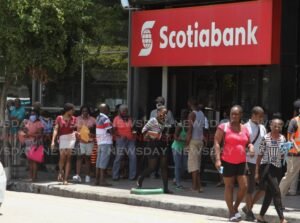 En qué sucursales de Scotiabank abren los sábados en México 4 sucursal bancaria scotiabank con clientes entrando
