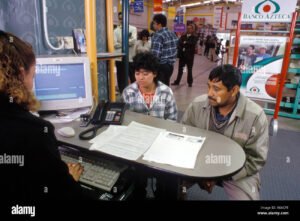 Cómo Hacer Aclaraciones en Línea Azteca Banco Azteca Com MX 29 sucursal banco azteca con clientes y computadoras