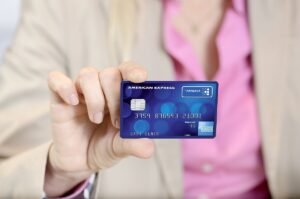 tarjeta de credito american express en mano