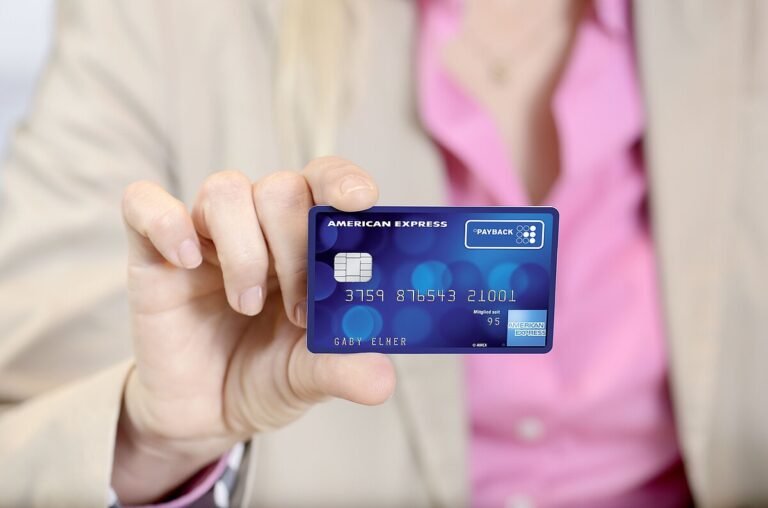 tarjeta de credito american express en mano