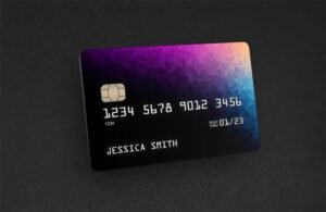 tarjeta de credito con letras mm destacadas