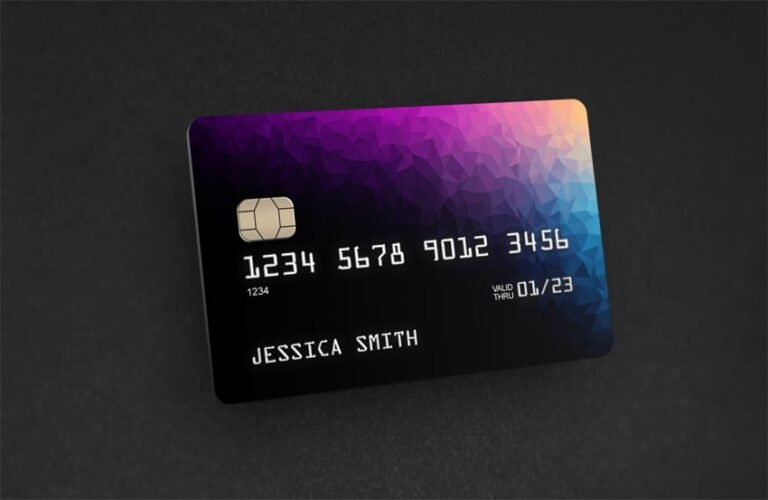 tarjeta de credito con letras mm destacadas