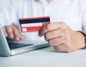 Las Tarjetas de Oxxo Son De Crédito o Débito Aquí Te Explicamos 34 tarjeta de credito y debito oxxo sobre mesa