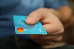 Con qué número inician las tarjetas Banamex y cómo identificarlas 36 tarjetas banamex mano mostrando tarjeta azul