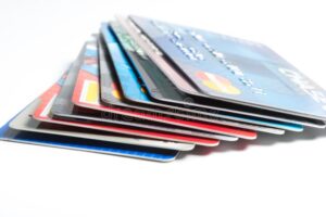 tarjetas de debito variadas sobre fondo neutro