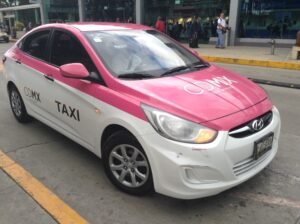 taxi blanco en ciudad mexicana urbana