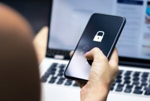 Cuándo y Cómo Bloquear Tus Estados De WhatsApp Para Más Privacidad 20 telefono movil con candado de privacidad digital