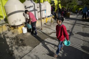 vecinos recogiendo agua en cubetas tijuana